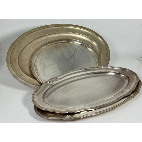 336 - PR. LARGE SILVER PLATED SALMON PLATTERS, EACH APPROX. 65 X 33 cm, A LARGE OVAL SILVER PLATED TRAY, A... 