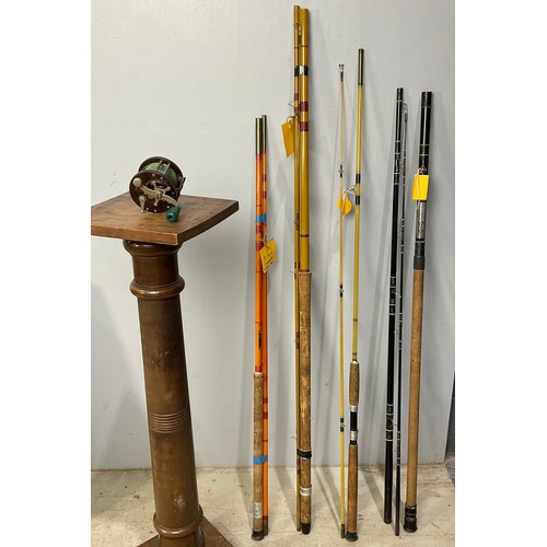 463 - MISCELLANEOUS VINTAGE COARSE AND FLY FISHING RODS TOGETHER WITH A PENN MULTIPLIER REEL