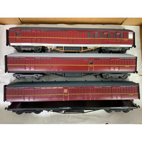 435 - 0 GAUGE MODEL RAILWAY COACHES, 5 X EX LNER, GRESLEY / THOMPSON TEAK BRAKE & CORRIDOR COACHES IN BR C... 