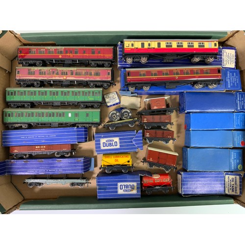 414 - COLLECTION OF HORNBY DUBLO ROLLING STOCK, 3 U/B COACHES. 2 BOXED, 9 BOXED WAGONS.