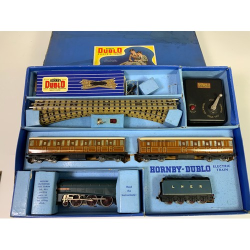 416 - HORNBY DUBLO BOXED EDP 1 PASSENGER TRAIN SET, COMPRISING  EARLY LNER CLASS A4 SIR NIGEL GRESLEY, PLU... 