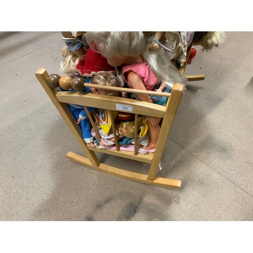 53 - A CHILDS MINI PLAY COT WITH A COLLECTION OF ASSORTED DOLLS