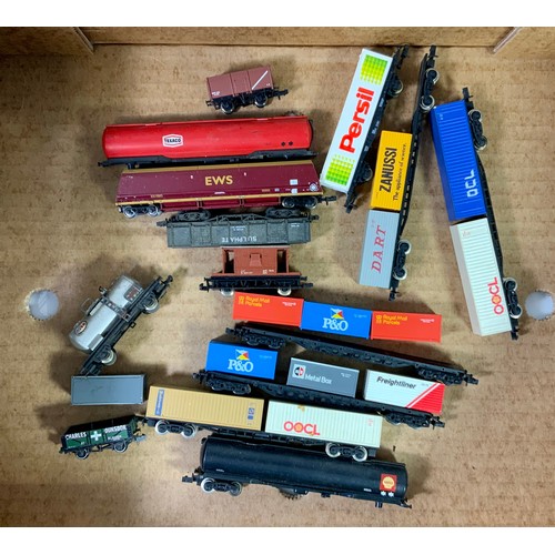 324 - 5 BOXED MINI TRIX FREIGHT WAGONS, PLUS VARIOUS U/B FREIGHT WAGONS INC. FREIGHTLINER, EWS, ETC