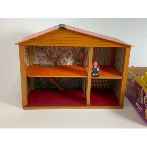 31 - SMALL OPEN FRONT DOLLES HOUSE & QTY OF DOLLS HOUSE FURNITURE