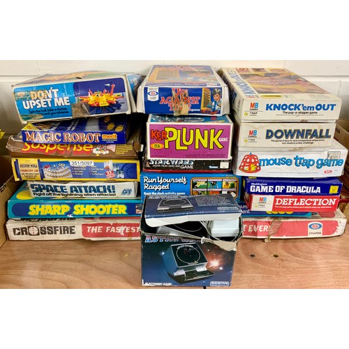 40 - MISCELLANEOUS BOXED TOYS AND GAMES, ELECTRONIC GAME IN BOXES, INC CROSSFIRE, SHARP SHOOTER, SPACE AT... 