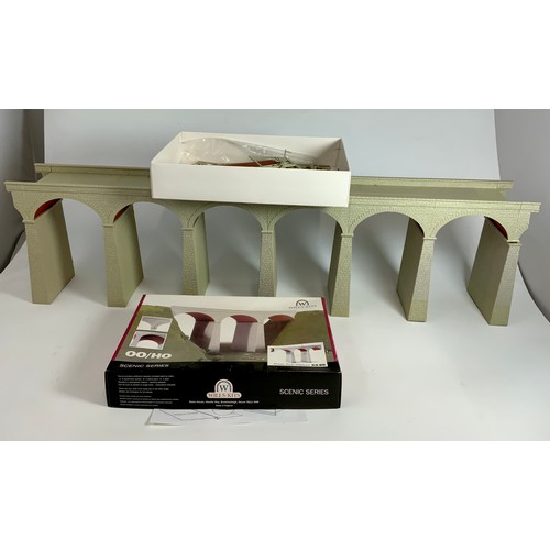 346 - HORNBY MODEL RAILWAY PLATFORMS AND A WILLS KIT 6 ARCH VIADUCT, MADE PLUS PARTS IN BOX