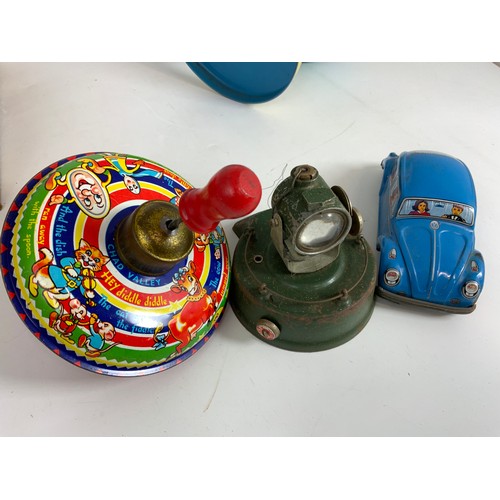 66 - COLLECTION OF VARIOUS TIN TOYS, CHAD VALLEY SPINNING TOP, TRIANG SPORTS CAR, GLOBE, SEARCH LIGHT, FA... 