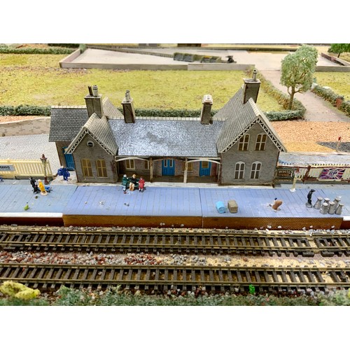 300 - N GAUGE MODEL RAILWAY LAYOUT, APPROX. 200 CM X 84 CM. SINGLE CIRCUIT WITH STATION LOOP & SMALL YARD,... 