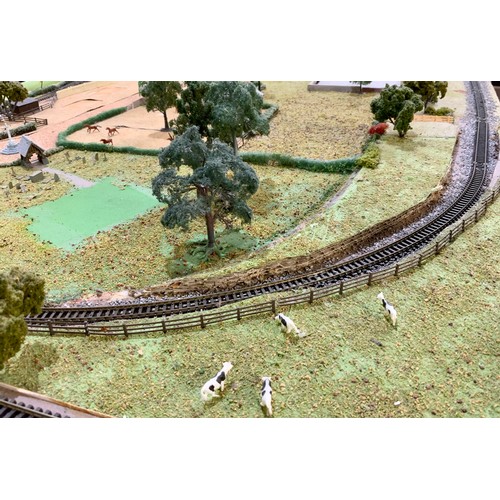 300 - N GAUGE MODEL RAILWAY LAYOUT, APPROX. 200 CM X 84 CM. SINGLE CIRCUIT WITH STATION LOOP & SMALL YARD,... 