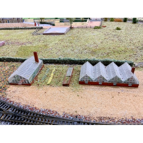 300 - N GAUGE MODEL RAILWAY LAYOUT, APPROX. 200 CM X 84 CM. SINGLE CIRCUIT WITH STATION LOOP & SMALL YARD,... 