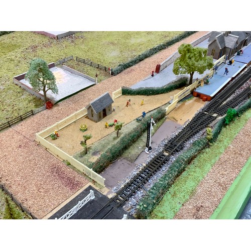 300 - N GAUGE MODEL RAILWAY LAYOUT, APPROX. 200 CM X 84 CM. SINGLE CIRCUIT WITH STATION LOOP & SMALL YARD,... 