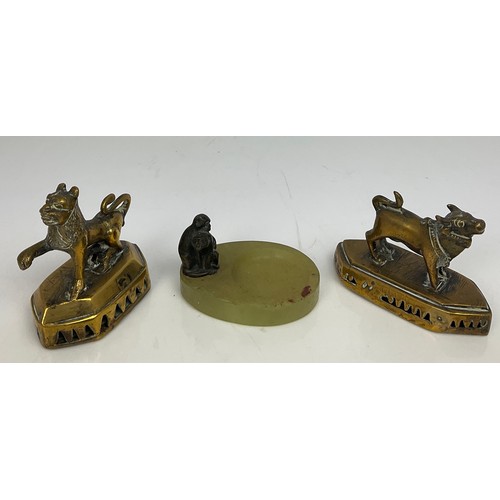 259 - ONYX DISH MOUNTED WITH BRONZE MONKEYS AND 2 BRASS ANIMAL FIGURES