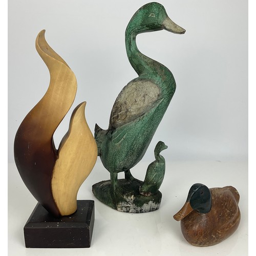 302 - WOODEN DUCKS AND SCULPTURE TALLEST APPROX 40 CM