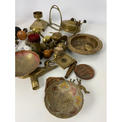 254 - VARIOUS ITEMS OF DOOR FURNITURE, BRASS WARE ETC