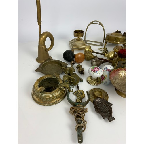 254 - VARIOUS ITEMS OF DOOR FURNITURE, BRASS WARE ETC