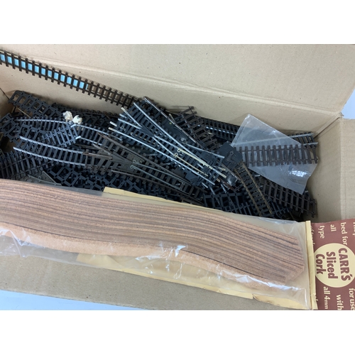 375 - SUNDRY 00 GAUGE TRACK TRIANG SERIES 2, 3 & 4, PLUS 4 POINTS, PACKET OF UNOPENED CORK STRIPS