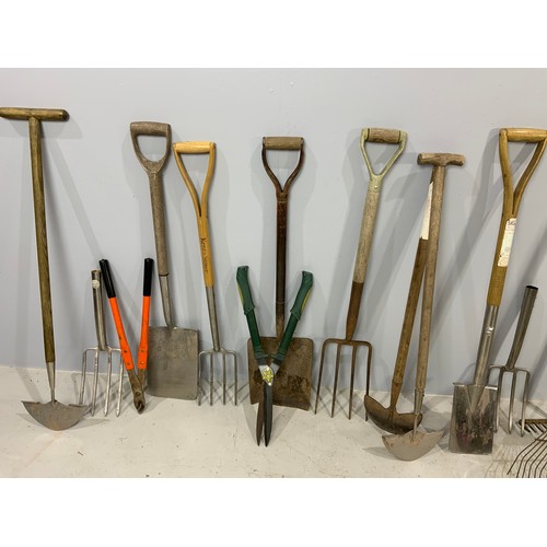 414 - LARGE QUANTITY OF GARDEN TOOLS INC STAINLESS STEEL SPADES & FORKS