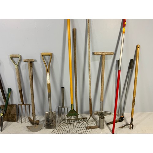 414 - LARGE QUANTITY OF GARDEN TOOLS INC STAINLESS STEEL SPADES & FORKS