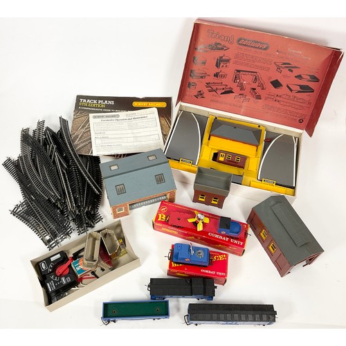 361 - TRIANG BOXED STATION SET R81, BATTLE SPACE R566K SPY SATELLITE LAUNCHING CAR, BOXED, R567 COMBAT UNI... 