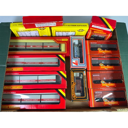 372 - 00 GAUGE MODEL RAILWAY WAGONS, ALL BOXED : R633 FREIGHTLINER X4 (ONE EARLY BOX), 2 X R247 SPEEDLINK ... 