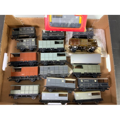 390 - A COLLECTION OF 17 GWR TOAD BRAKE VANS, MOSTLY 00 GAUGE HORNBY DUBLO, HORNBY, TRIANG, PLUS PLASTIC &... 