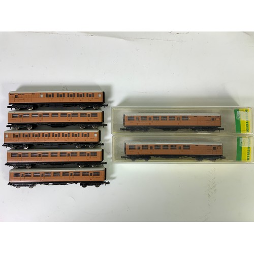 312 - N GAUGE MODEL RAILWAY COACHES, 2 BOXED MINITRIX & 5 U/B LNER 'TEAK' COACHES