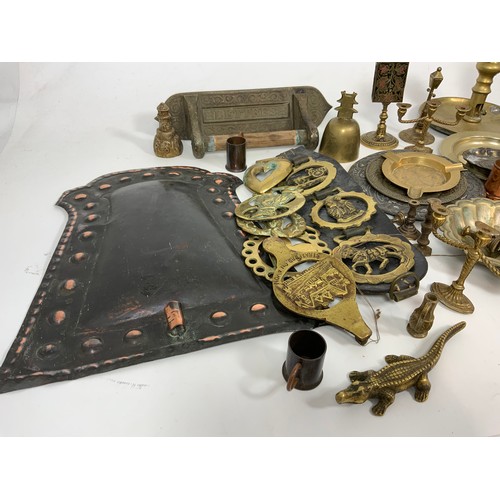 321 - COPPER & BRASSWARE INC CHAMBERSTICK, HORSE BRASSES ETC