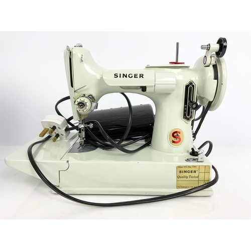 453 - SMALL SINGER SEWING MACHINE IN FITTED CASE