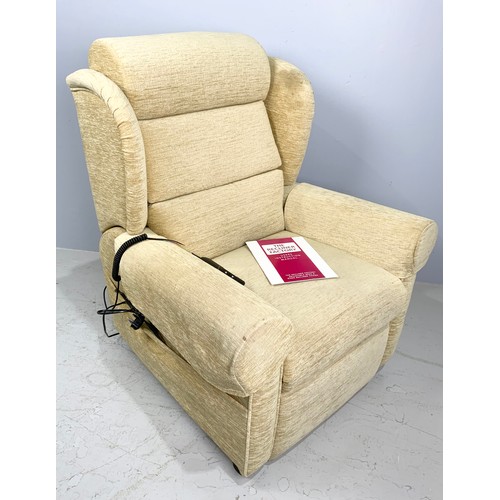 652 - ELECTRIC RECLINER ARM CHAIR