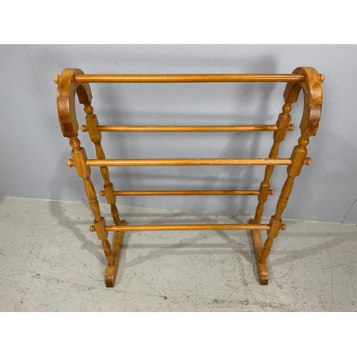 585 - TOWEL RAIL