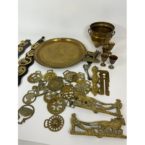 324 - BRASSWARE INCLUDING HORSE BRASSES, TRAY ETC