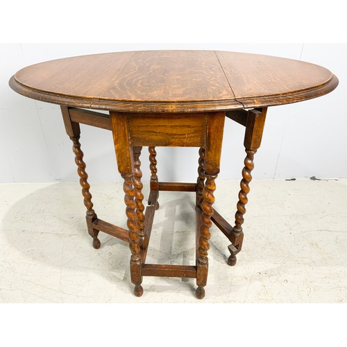 566 - SMALL OAK GATE LEG TABLE WITH BARLEY TWIST SUPPORTS