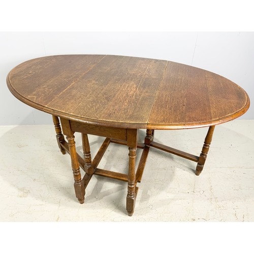 567 - OAK GATE LEG DINING TABLE