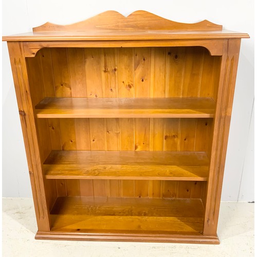 591 - BOOKSHELVES 117cm TALL