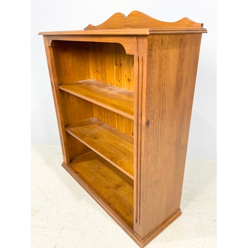 591 - BOOKSHELVES 117cm TALL