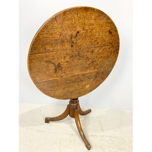 626 - ANTIQUE OAK PEDESTAL OCCASIONAL TABLE WITH ROUND TOP ON THREE SPLAYED LEGS 72cm DIAMETER