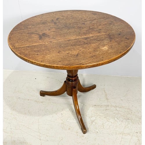 626 - ANTIQUE OAK PEDESTAL OCCASIONAL TABLE WITH ROUND TOP ON THREE SPLAYED LEGS 72cm DIAMETER