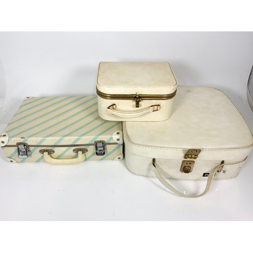 374 - 3 VINTAGE VANITY CASES, INC PIXIE WITH CONTENTS