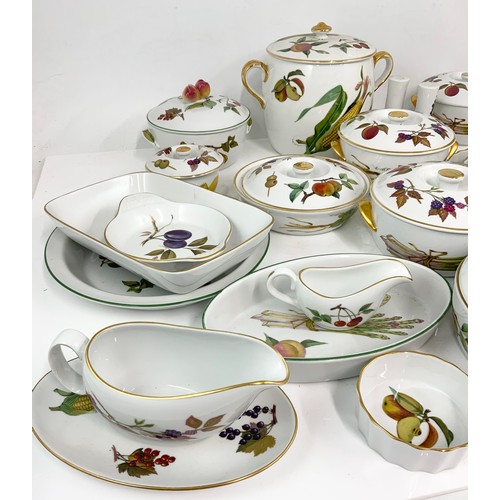 211 - LARGE QUANTITY OF ROYAL WORCESTER EVESHAM 2 TRAYS