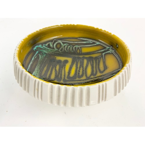 242 - POOLE POTTERY ABSCTACT BOWL WITH A DECORATIVE HAND PAINTED SCALLOPED BOWL