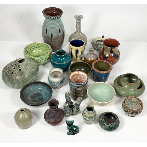 233 - LARGE QUANTITY OF STUDIO POTTERY (1 TRAY)