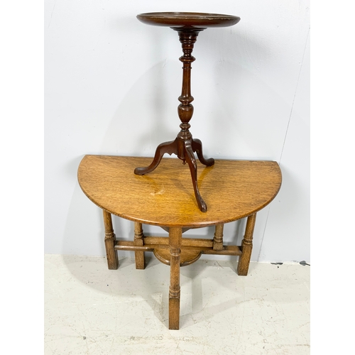 586 - OAK GATLE LEG TABLE WITH A WINE TABLE