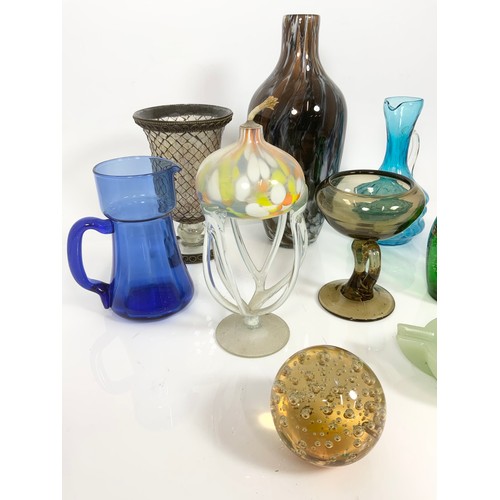 261 - MISCELLANEOUS COLOURED GLASSWARE TALLEST 34cm