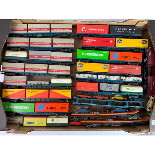 399 - A TRAY OF HORNBY FREIGHTLINER WAGONS, A GOOD SELECTION OF CONTAINERS , PLUS CAR FLATS