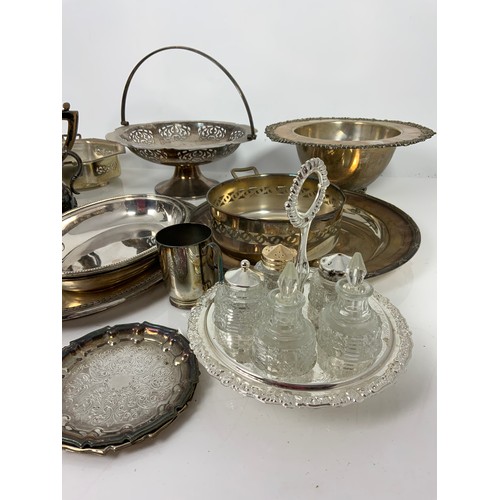 256 - LARGE QUANTITY OF MISCELLANEOUS PLATED WARE