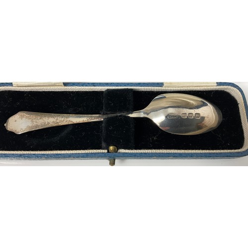 217 - CASED HALLMARKED SILVER BEAN SPOONS, A TEASPOON & A 1892 CROWN