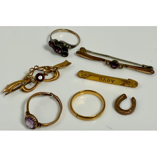 524 - GOLD INC. CUT 22CT GOLD BAND, 9 CT HORSESHOE, 9C BROOCH, 9CT RING CUT WITH INSET,