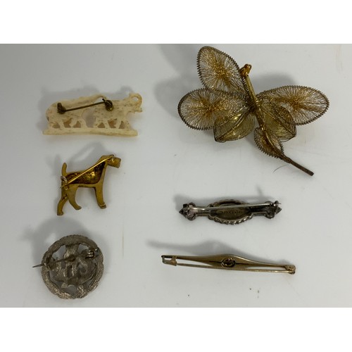 495 - SELECTION OF VINTAGE BROOCHES INC SILVER, BONE ETC