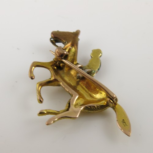 512 - 9CT GOLD AND ENAMELLED BROOCH IN THE FORM OF A HORSE AND JOCKEY, APPROX. 4.5g