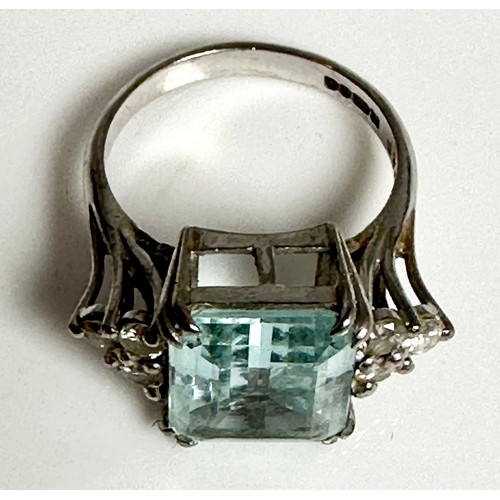 632 - STEP CUT AQUAMARINE AND DIAMOND RING, THE AQUAMARINE HAVING THREE CIRCULAR CUT DIAMONDS TO EACH SHOU... 